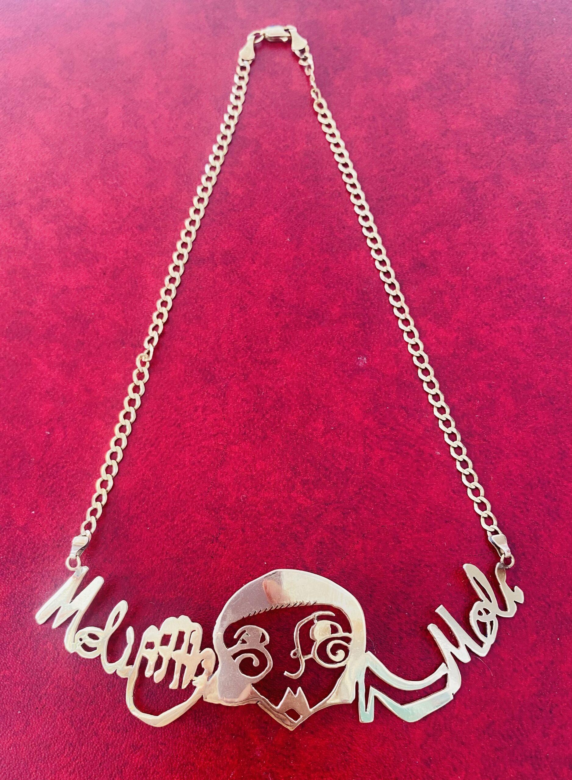 Gargantillas: extensión de los personajes más allá del papel